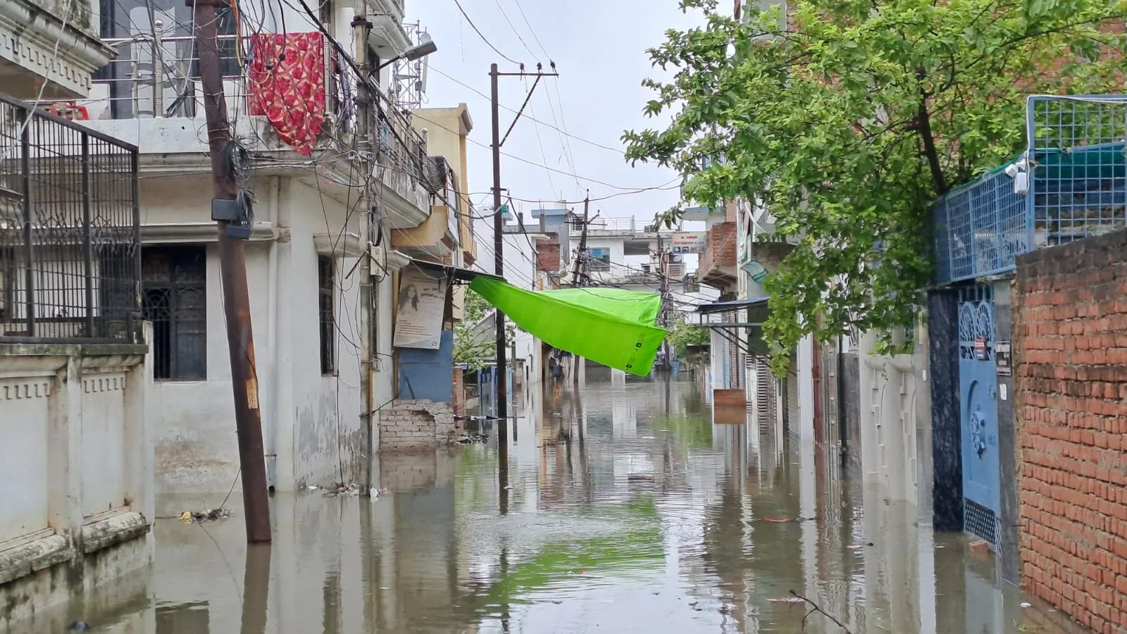 इलाकों में भर पानी