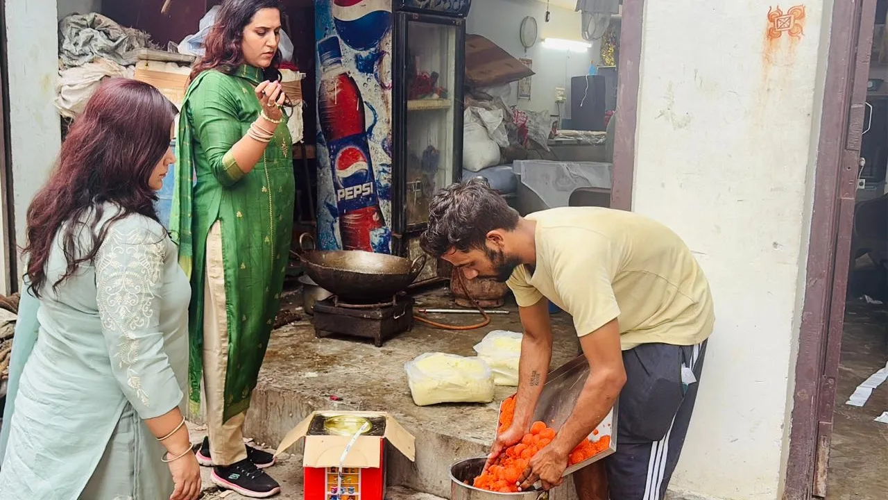 मिठाई में मिठास के नाम पर जहर! : 44 किलो दूषित मिठाइयां नष्ट, 10 नमूने जांच को भेजे गए