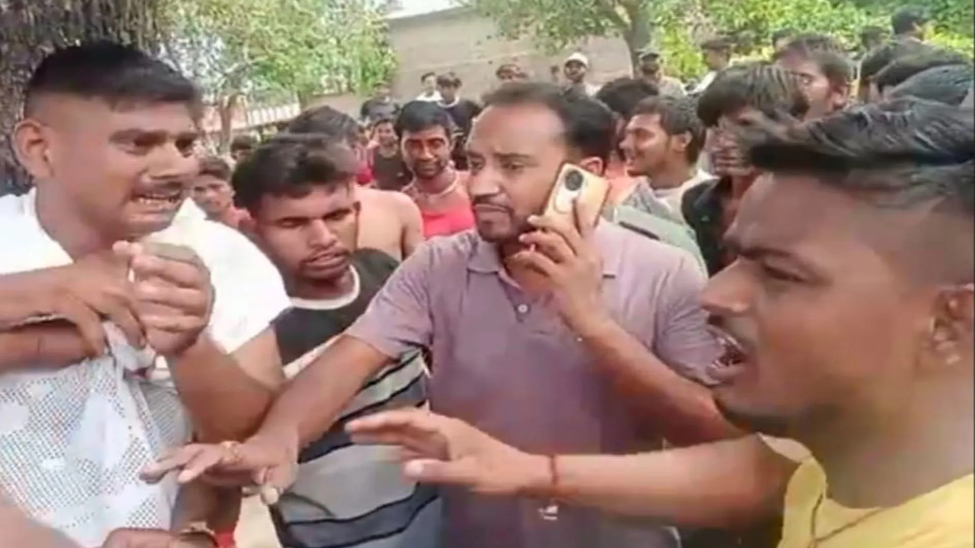 UP : पहले बचाया, फिर दबाव में झुकी पुलिस, एसएसबी ने कराई FIR