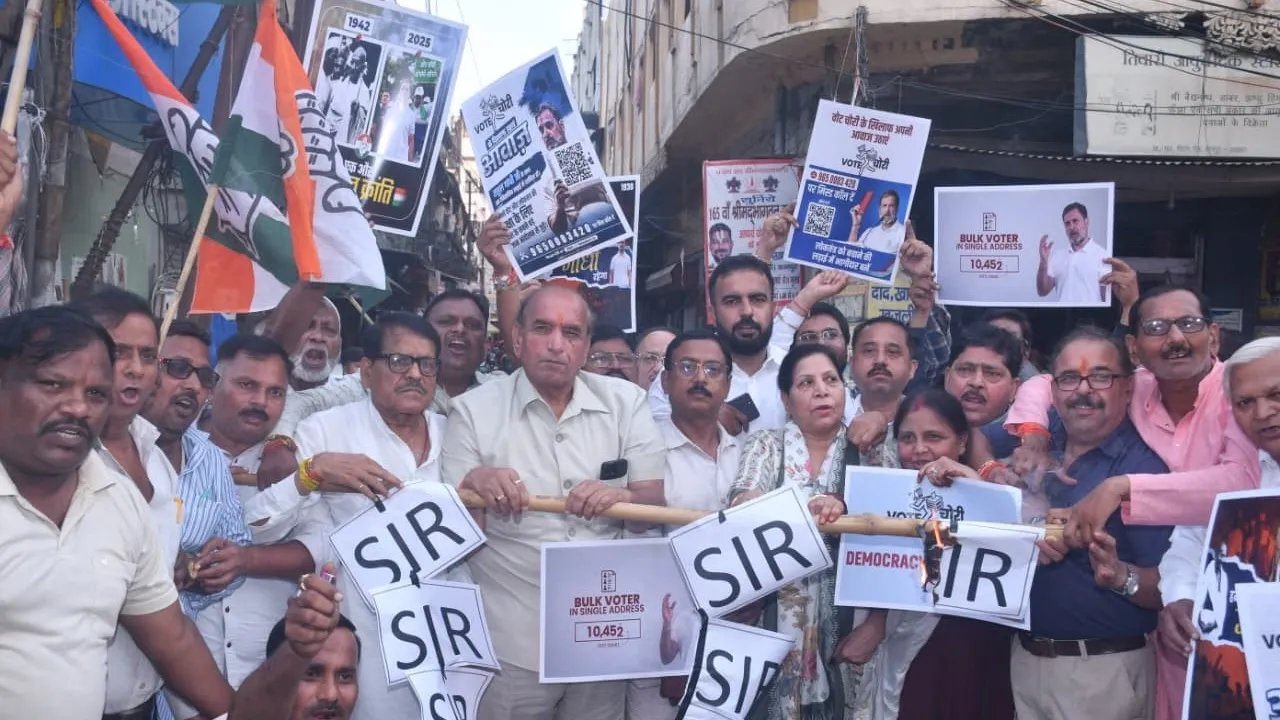  कानपुर : कांग्रेस का प्रदर्शन, एसआईआर की प्रतीकात्मक प्रतियां जलाई 