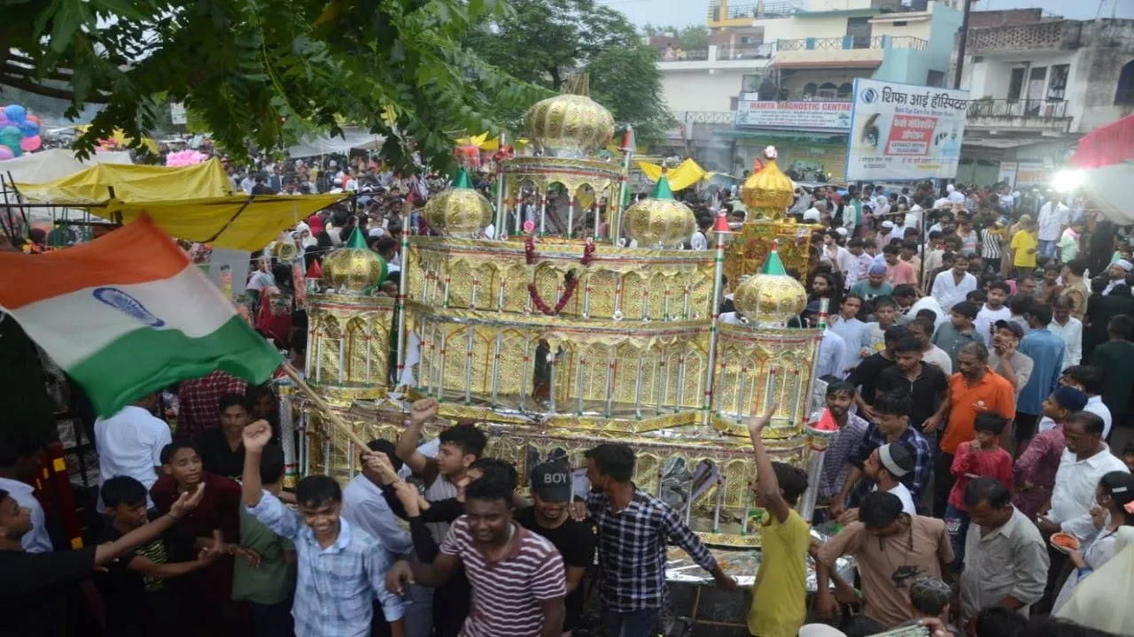 करबला शहीदों के चहेल्लुम पर छुरियों से मातम, ताजिये सुपुर्द-ए-खाक 