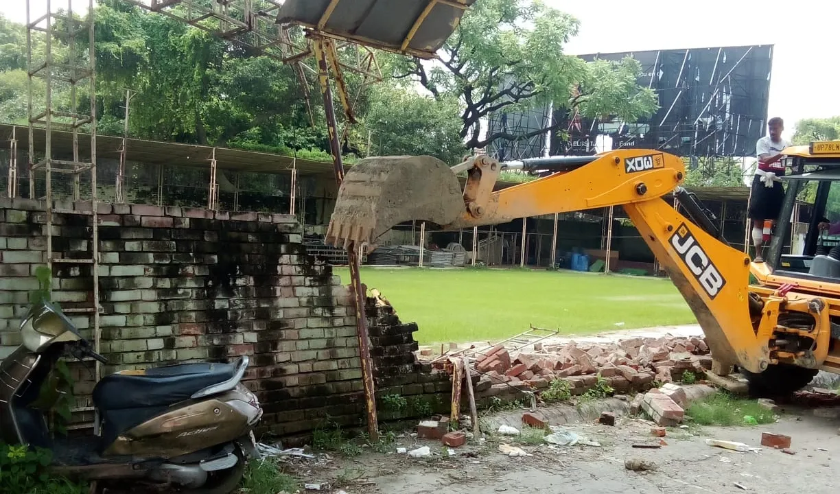 कानपुर : हीरा पन्ना गेस्ट हाउस के अतिक्रमण पर चला छावनी परिषद का बुलडोजर