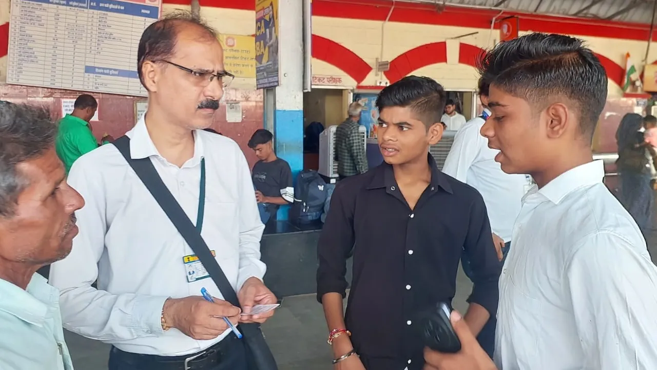 सेंट्रल स्टेशन समेत कई स्टेशनों पर धावा : 214 बेटिकट यात्री पकड़े, 18 पर गंदगी फैलाने का जुर्माना