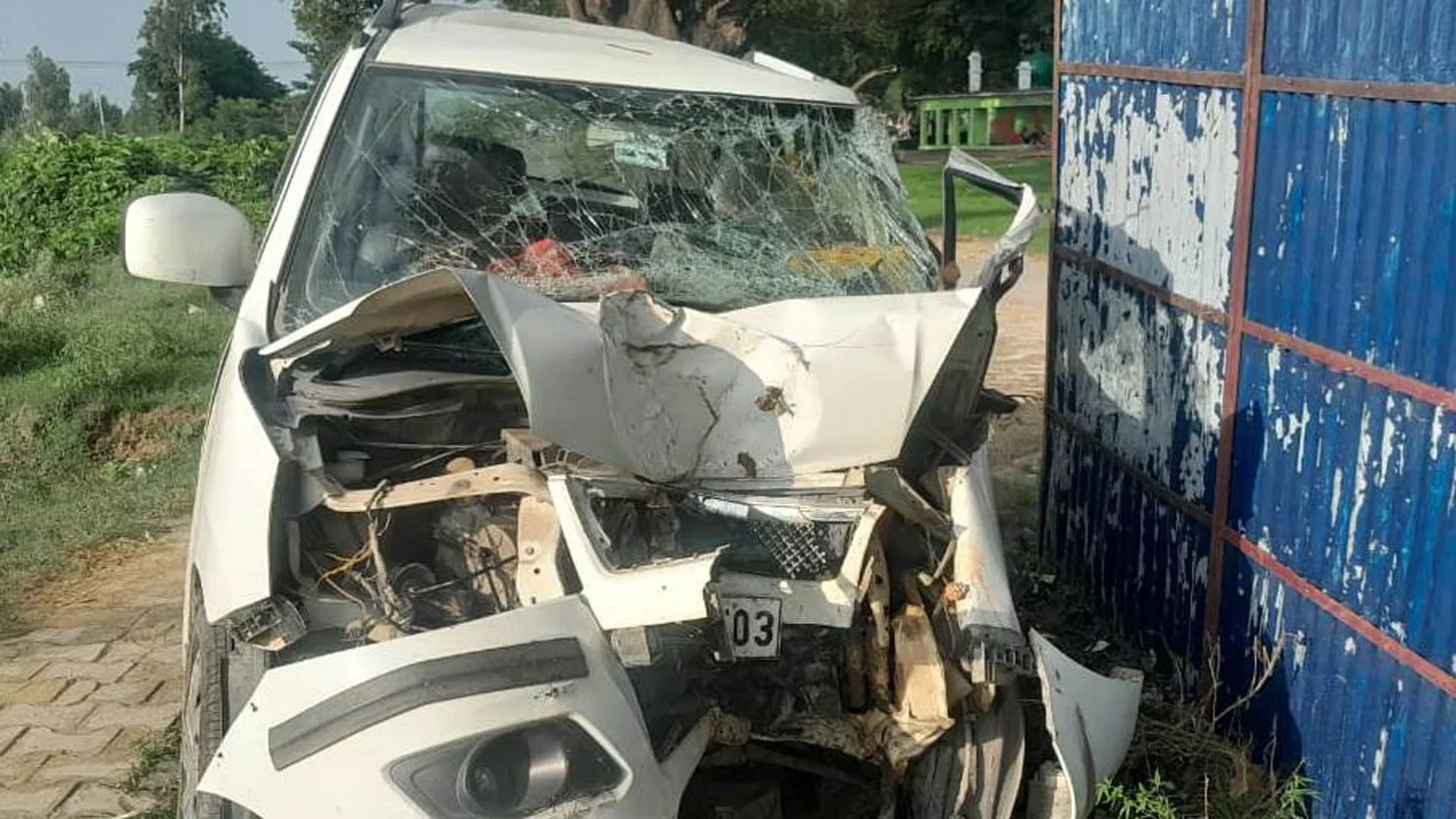 पीलीभीत: पेड़ से कार की टक्कर में दादी और नवजात पौत्र की मौत, दंपति गंभीर घायल 