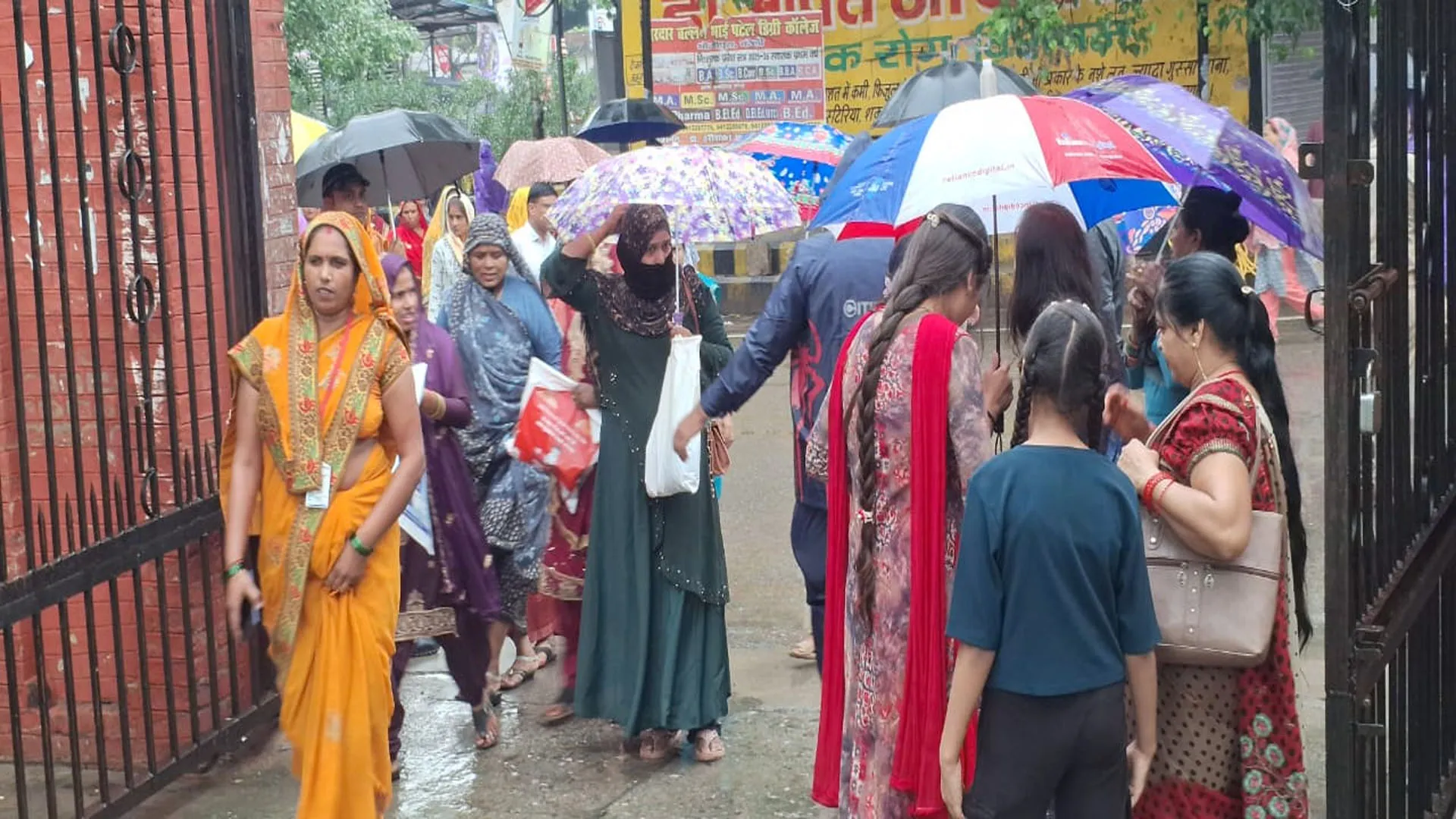 Bareilly: सर्किट हाउस में सीएम की समीक्षा बैठक...बरेली कॉलेज में जनसभा से पहले काले कपड़े पहने लोगों को रोका