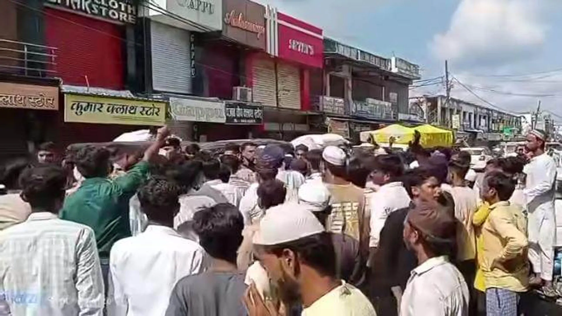 लखीमपुर खीरी : आपत्तिजनक पोस्ट वायरल...जुमे की नमाज के बाद लोगों ने घेरी कोतवाली