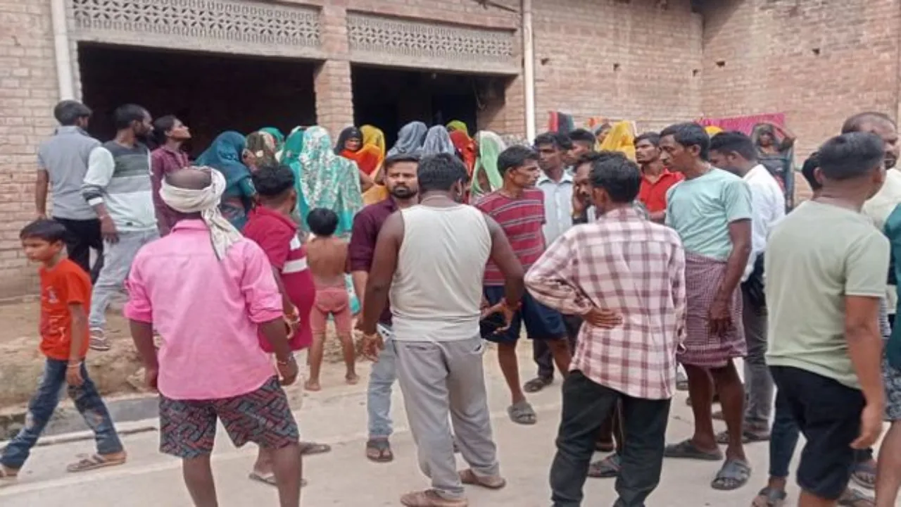 कौशांबी में खौफनाक क़त्ल: बच्चों को खेलने भेजा, कमरे में बंद कर पत्नी की बेरहमी से हत्या