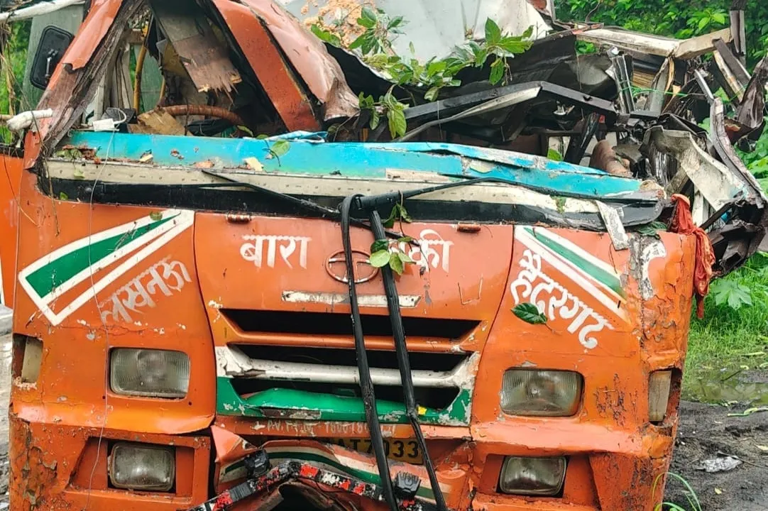 क्षतिग्रस्त बस