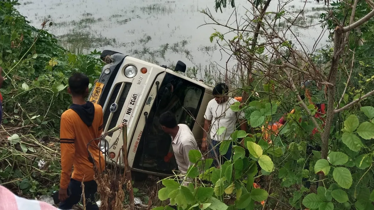 खंती में गिरा डाला