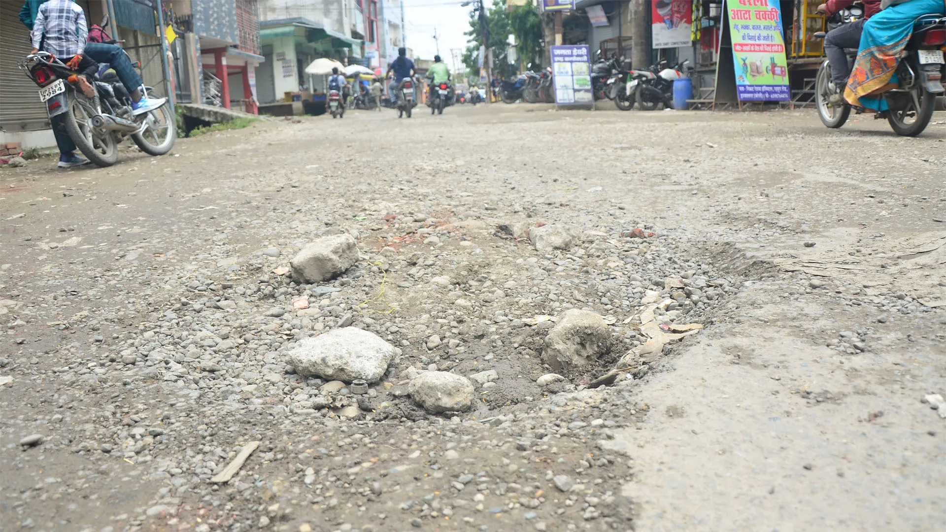 Bareilly : स्मार्ट सिटी की सड़कें बढ़ा रहीं कमर दर्द, गाड़ियां भी हो रहीं जर्जर