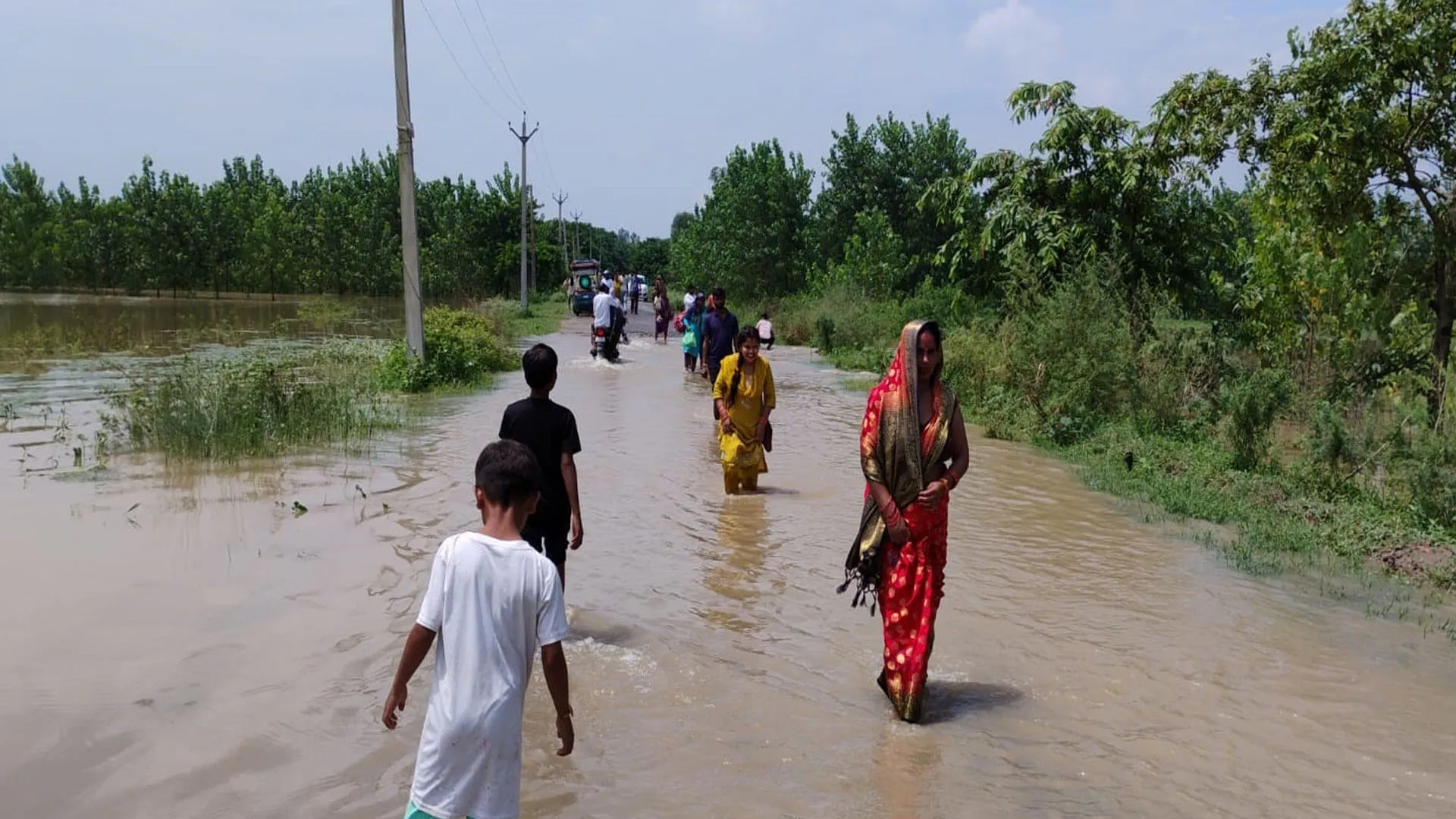 मुरादाबाद: भाई की कलाई न रहे सूनी...घुटने भर पानी पार कर पहुंची बहनें