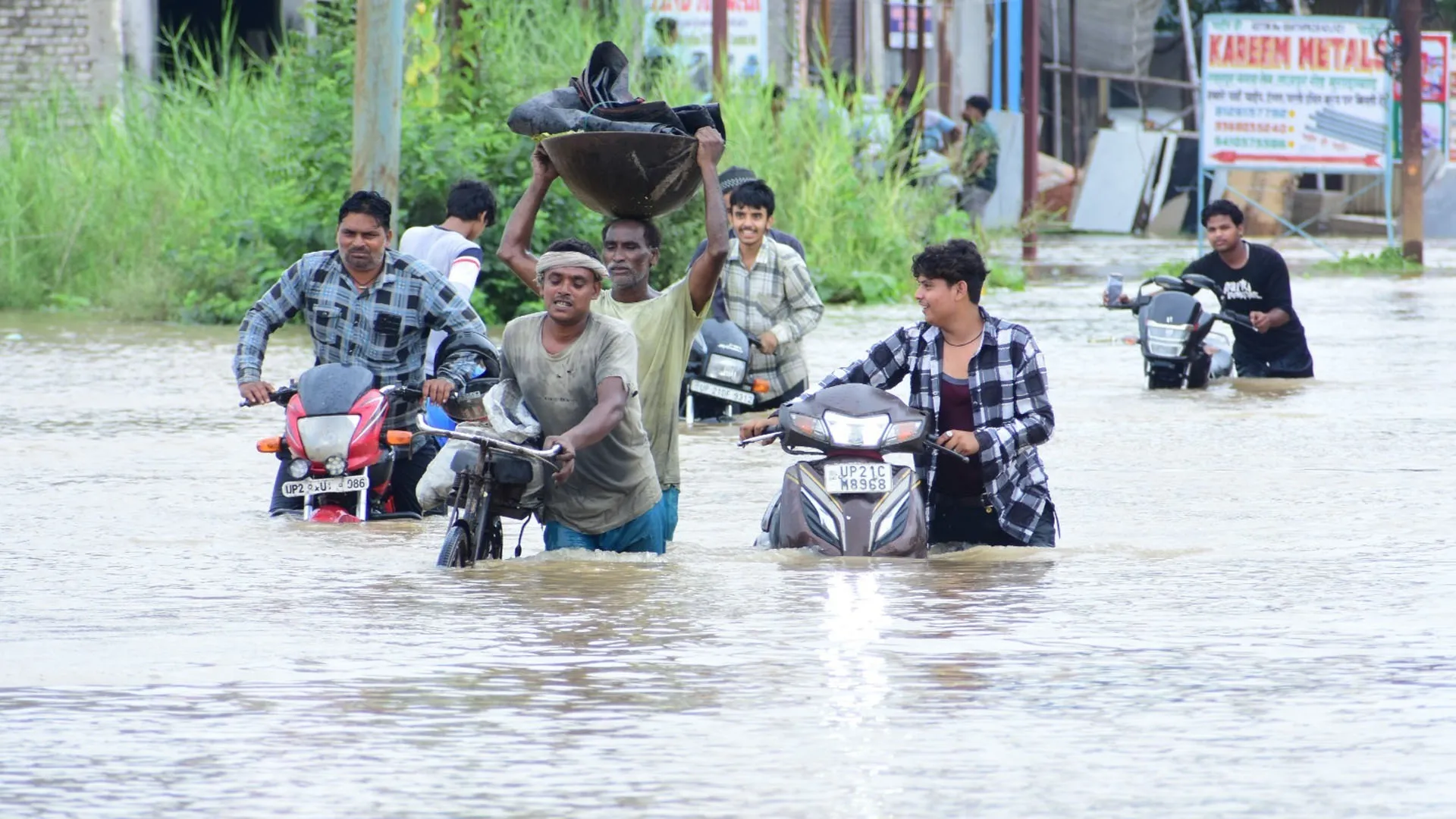 मुरादाबाद: रामगंगा खतरे के निशान के पार, 75 गांवों में पहुंचा बाढ़ का पानी