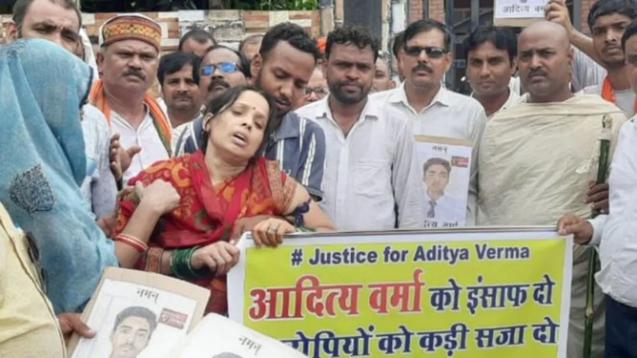आदित्य वर्मा हत्याकांड: मां ने आंचल फैलाकर अधिकारियों से मांगा इंसाफ, स्कूल की मान्यता रद्द करने और हत्यारोपितों को जेल भेजने की मांग