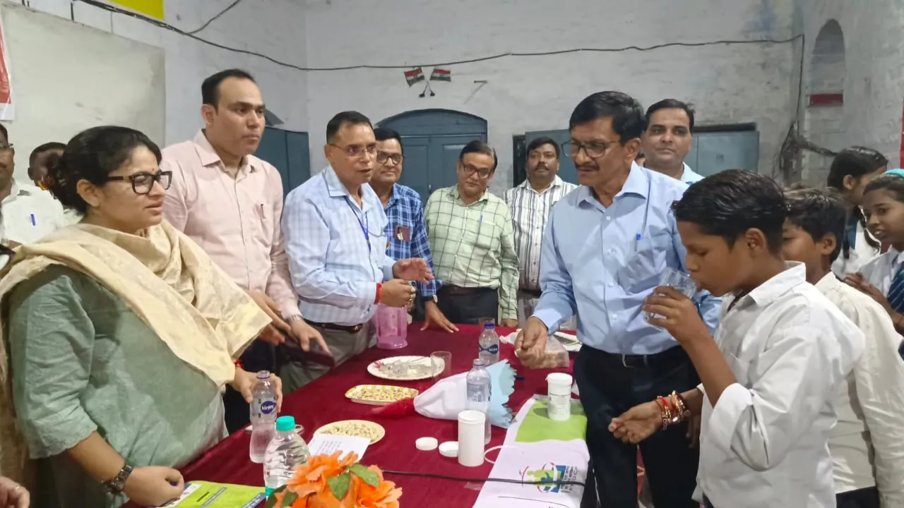 डीएम ने खुद दवा खाकर किया फाइलेरिया उन्मूलन अभियान का शुभारंभ, 28.81 लाख लोगों को दवा खिलाने का लक्ष्य