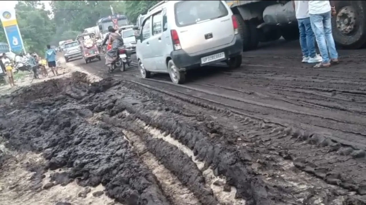 देवा-बाराबंकी मार्ग पर फैक्ट्री का गोबर बना हादसों का कारण, जाम से घंटों जूझते रहे लोग
