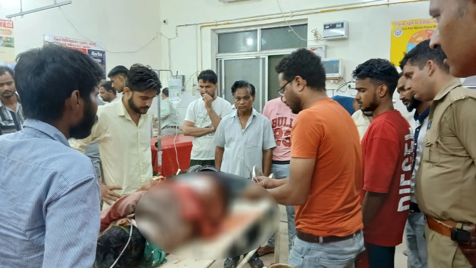 बदायूं: शहर के बीच युवक पर चाकू से जानलेवा हमला, हालत नाजुक