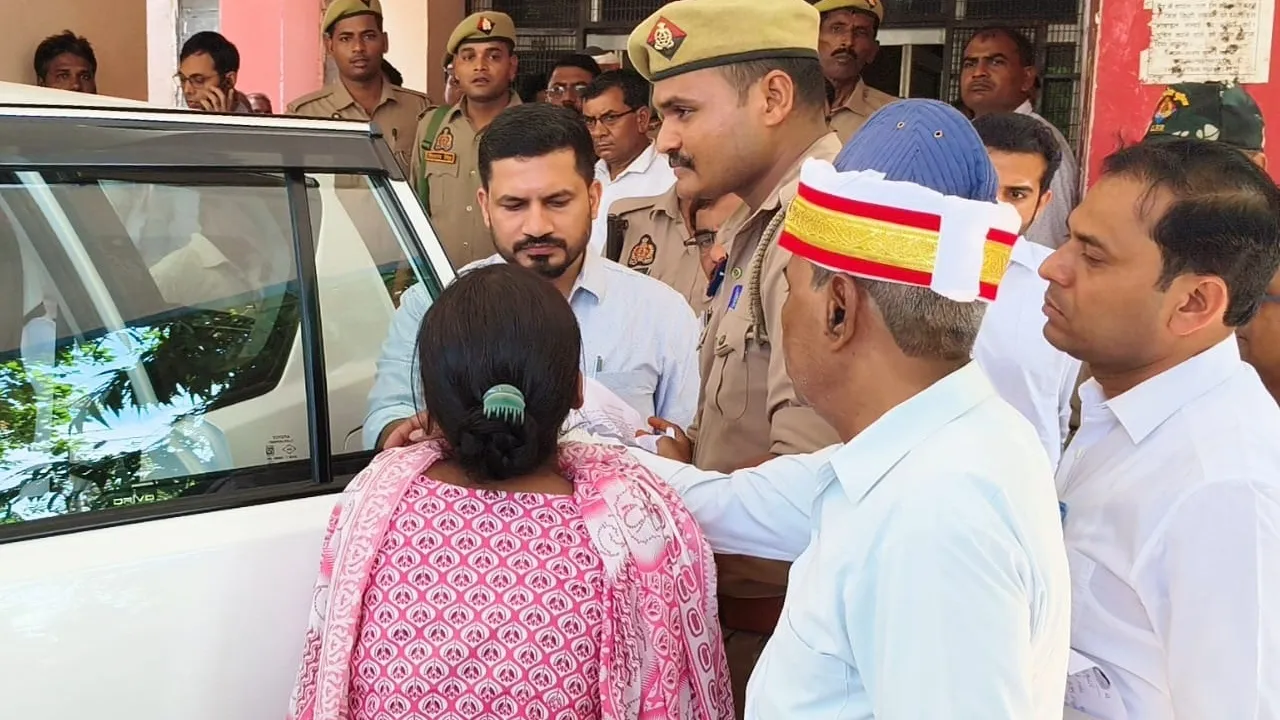 Barabanki : तहसील दिवस में चूहा मार दवा लेकर पहुंची पीड़िता, डीएम के सामने लगाई न्याय की गुहार, मचा हड़कंप