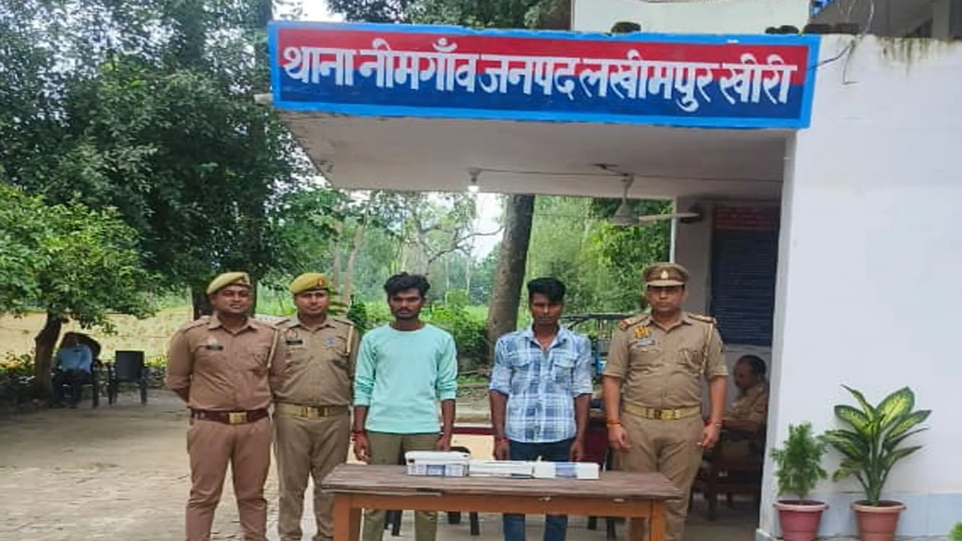 लखीमपुर खीरी: मोबाइल शॉप चोरी का खुलासा, दो सामान समेत गिरफ्तार