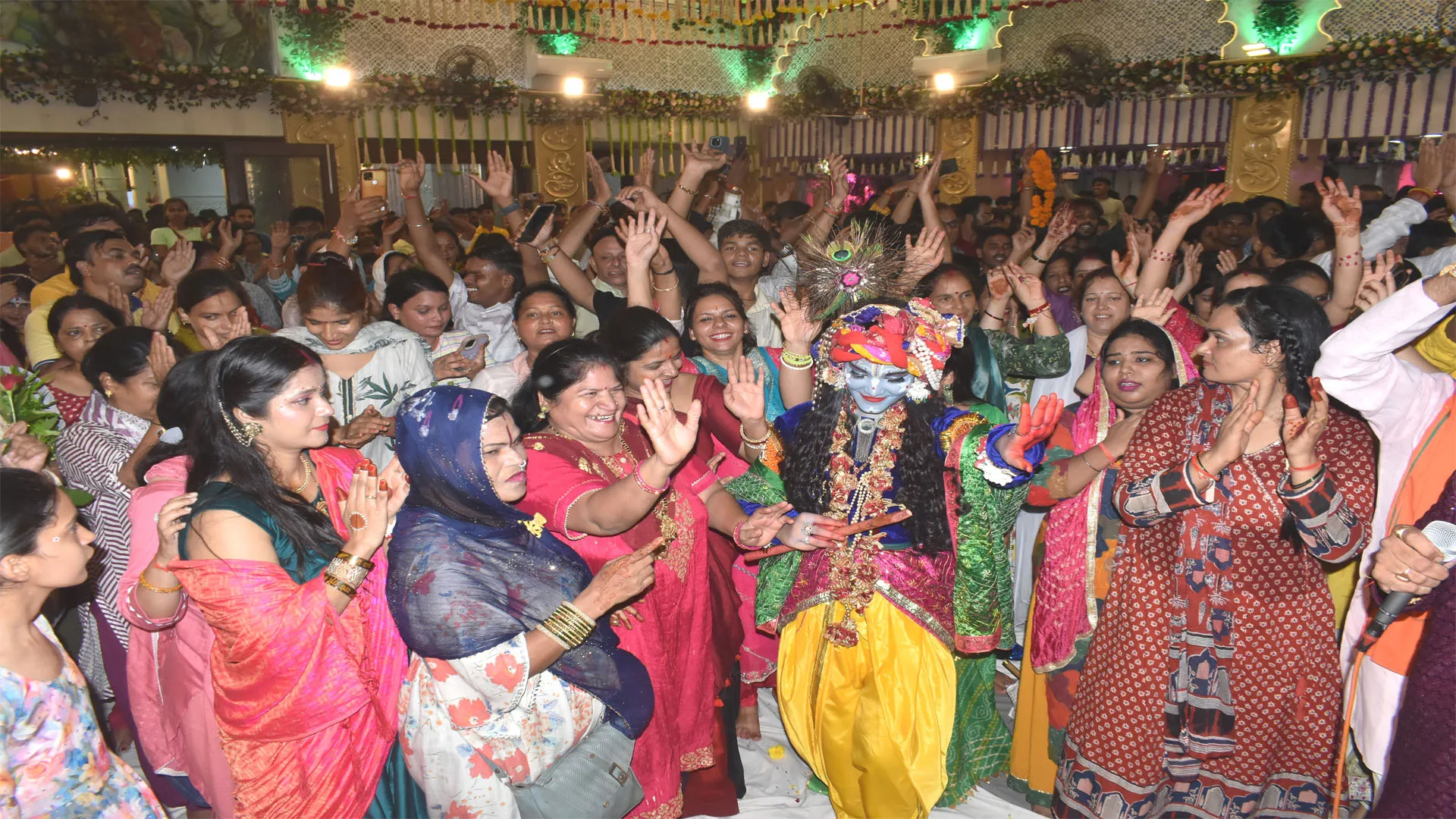 नंद के आनंद भयो, जय कन्हैया लाल की... जयकारों से गूंज उठी नाथ नगरी