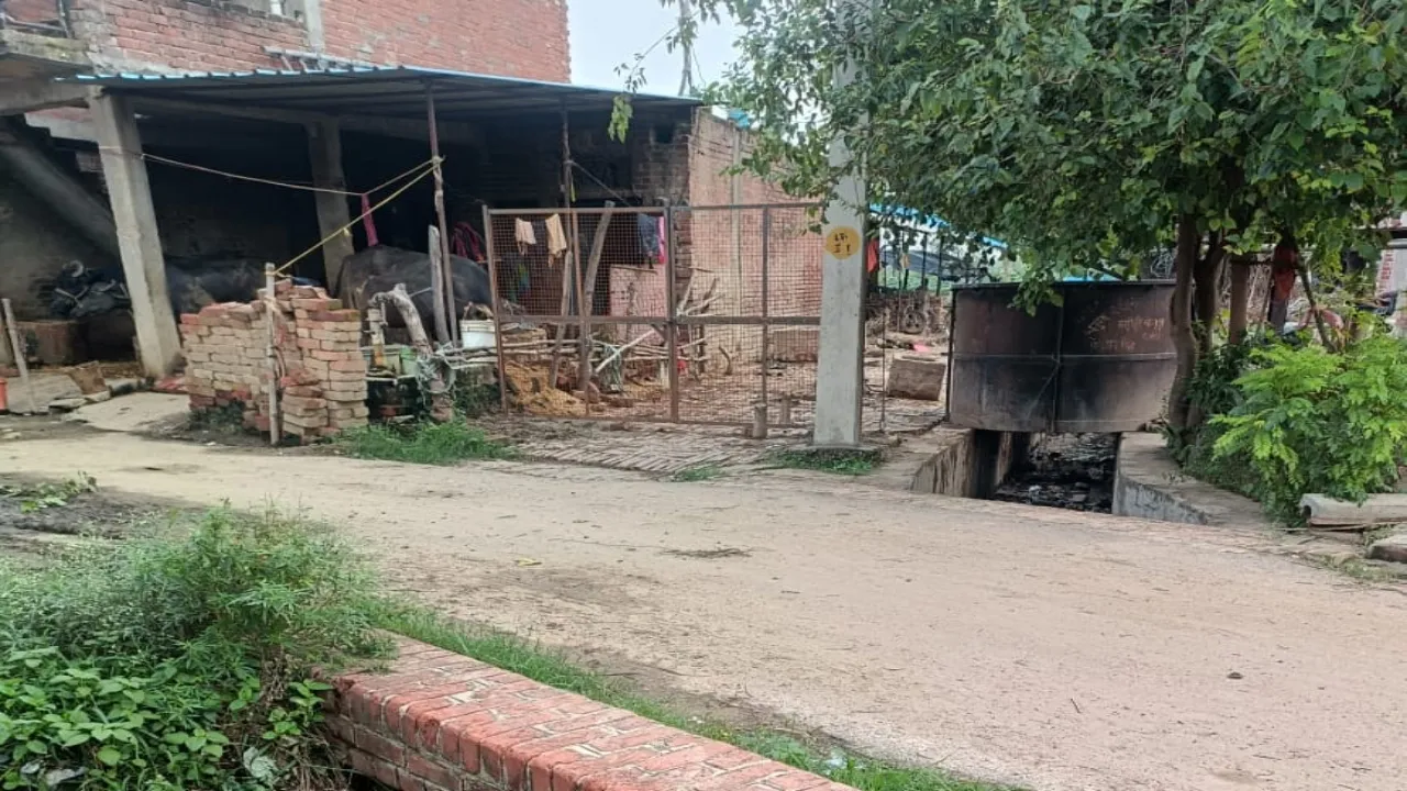 गांव की ज़मीन पर दबंगों का कहर!...रास्ता बंद, गेट लगा, जनता ग़ुस्से में, फिर भी प्रशासन खामोश!