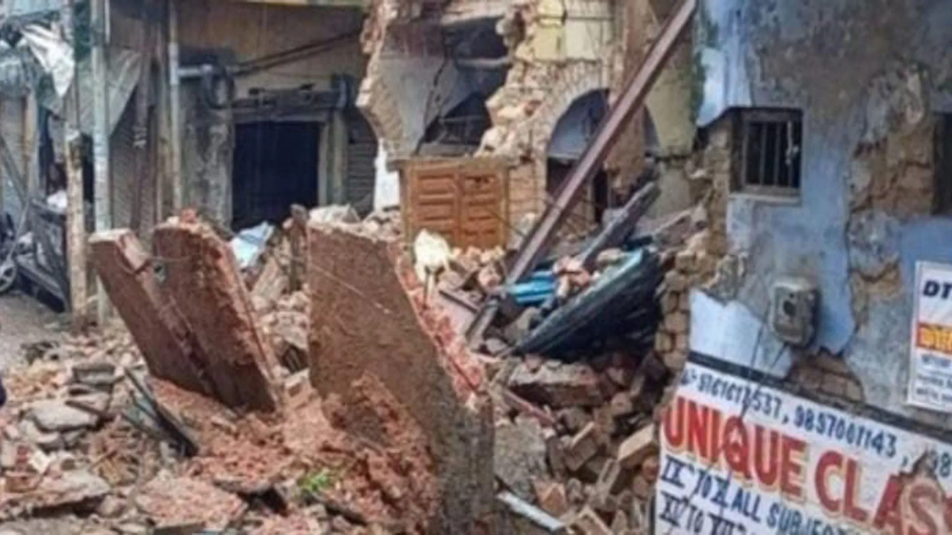 Bareilly: बारिश का कहर बरकरार...सुभाषनगर में गिरा पुराना जर्जर मकान