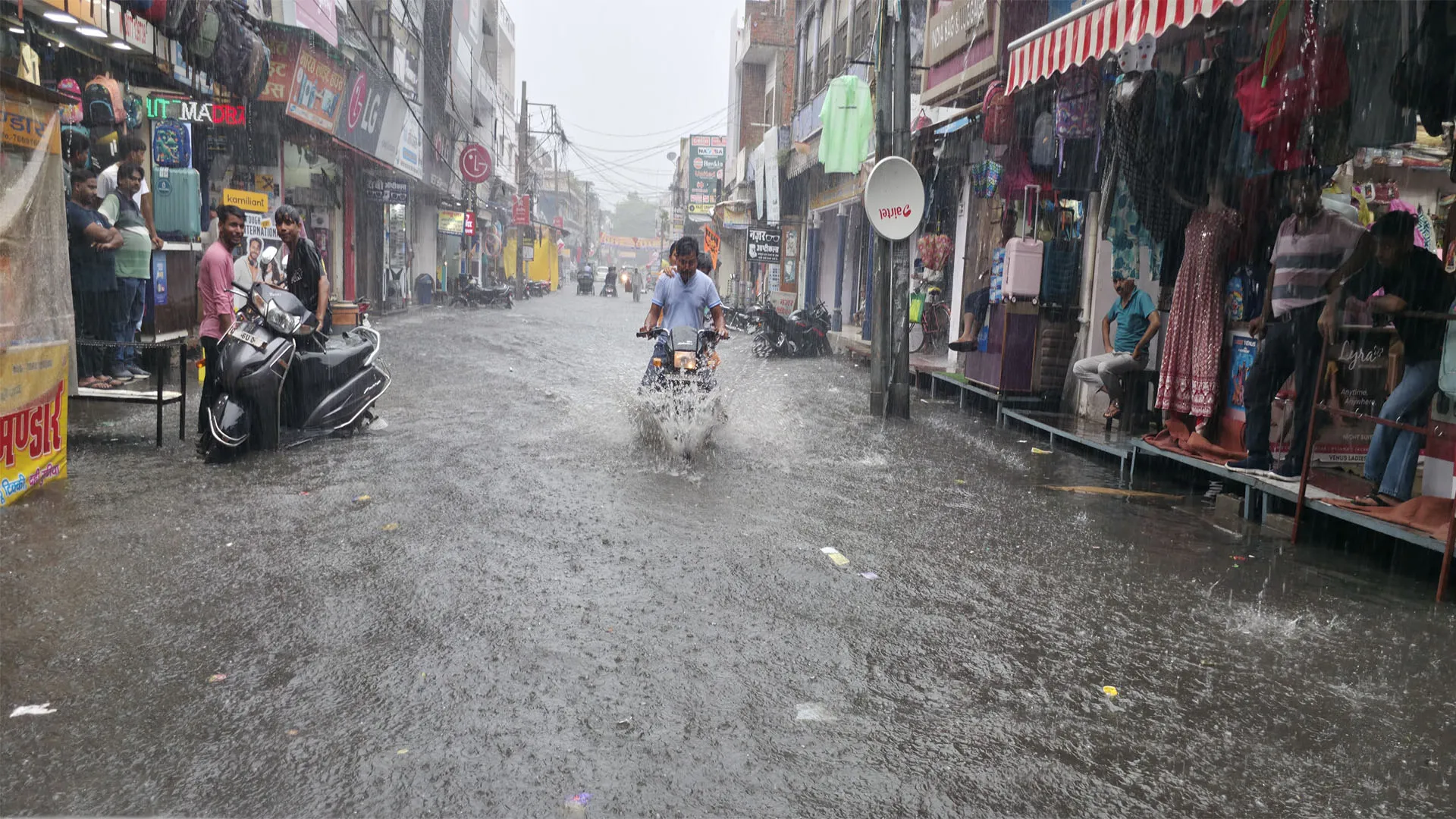 पीलीभीत: 10 एमएम बारिश में फेल हुआ शहर का ड्रेनेज सिस्टम...दुकानों और घरों में घुसा पानी 