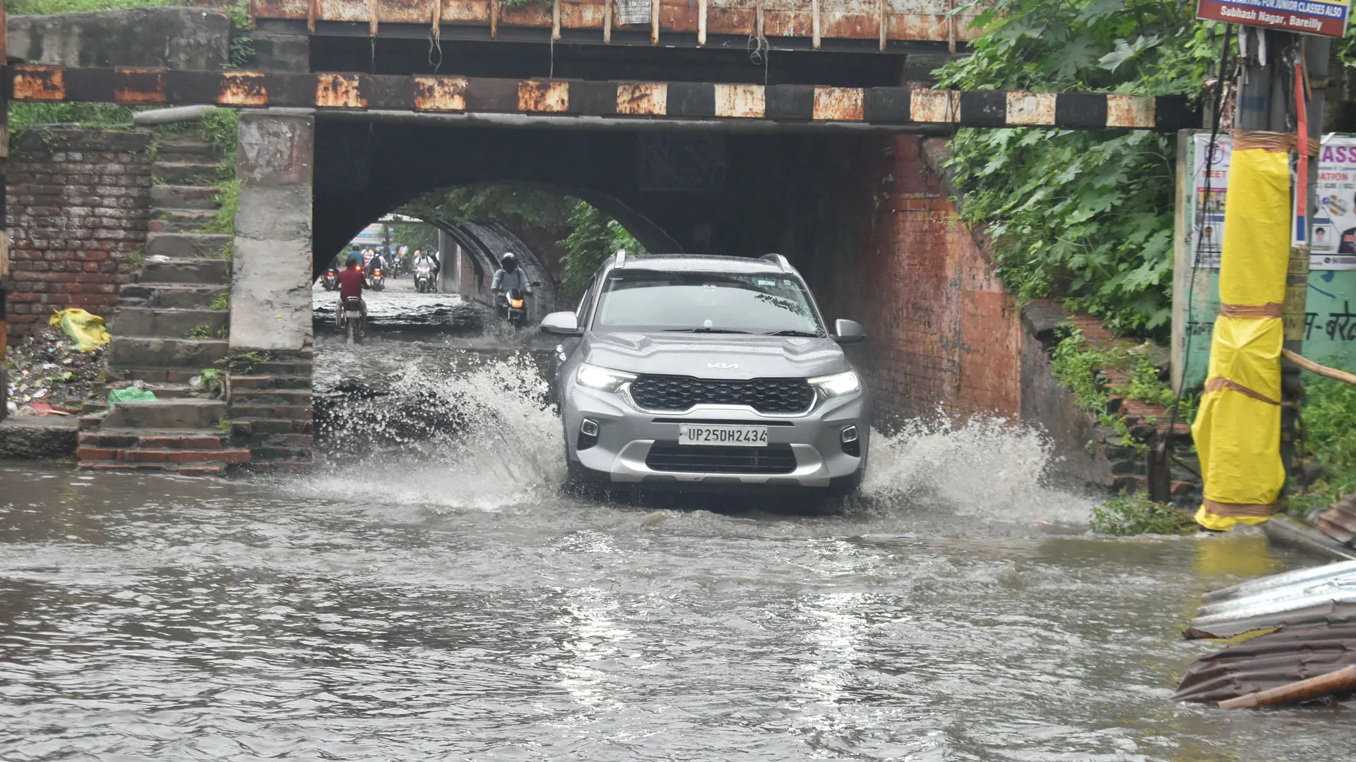 Bareilly: स्मार्ट सिटी...हर बार बारिश में यही कहानी, कई इलाकों में घुटने भर पानी