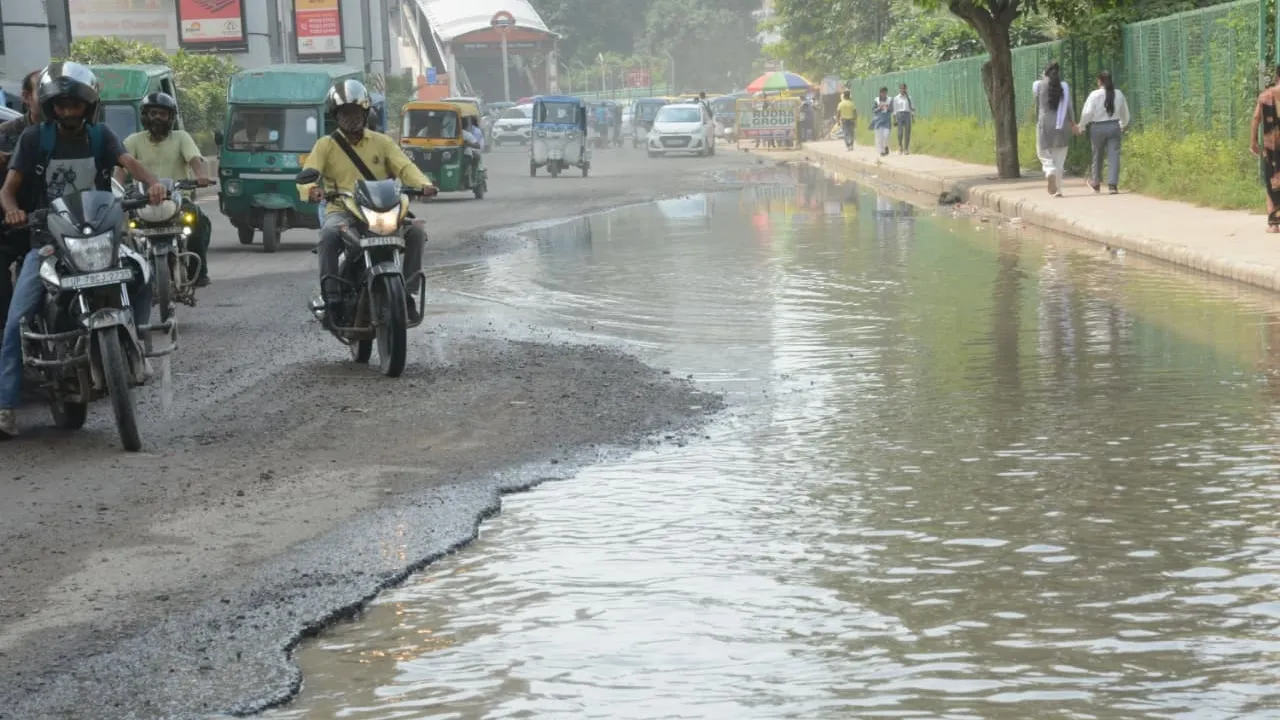 खराब सड़कों ने बढ़ाया हादसों का खतरा: रोजाना 30-40 लोग पहुंच रहे अस्पताल, जिम्मेदार बेपरवाह