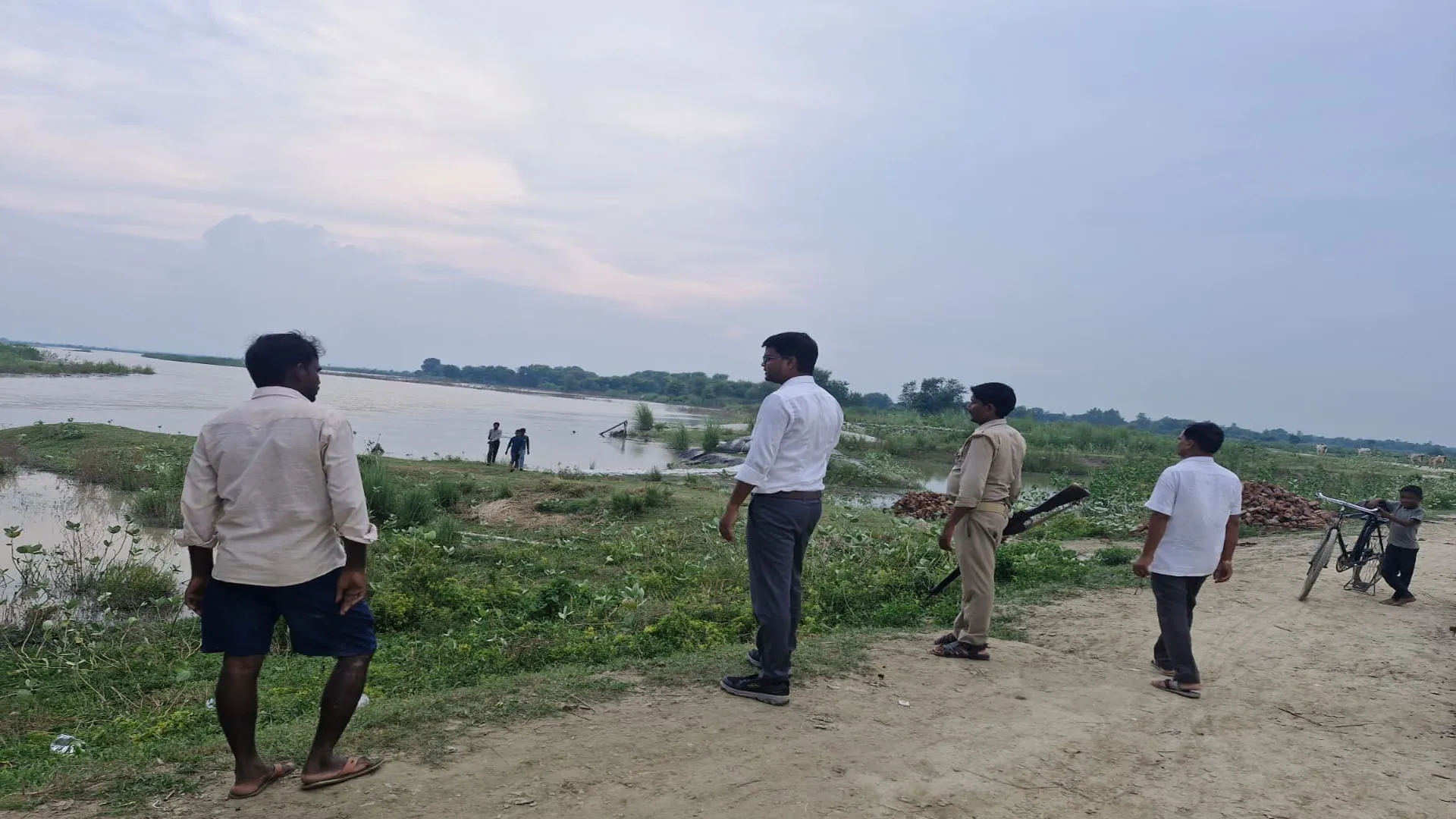 UP : नदियों में कम होने लगा पानी तो तटीय इलाकों में मिली राहत