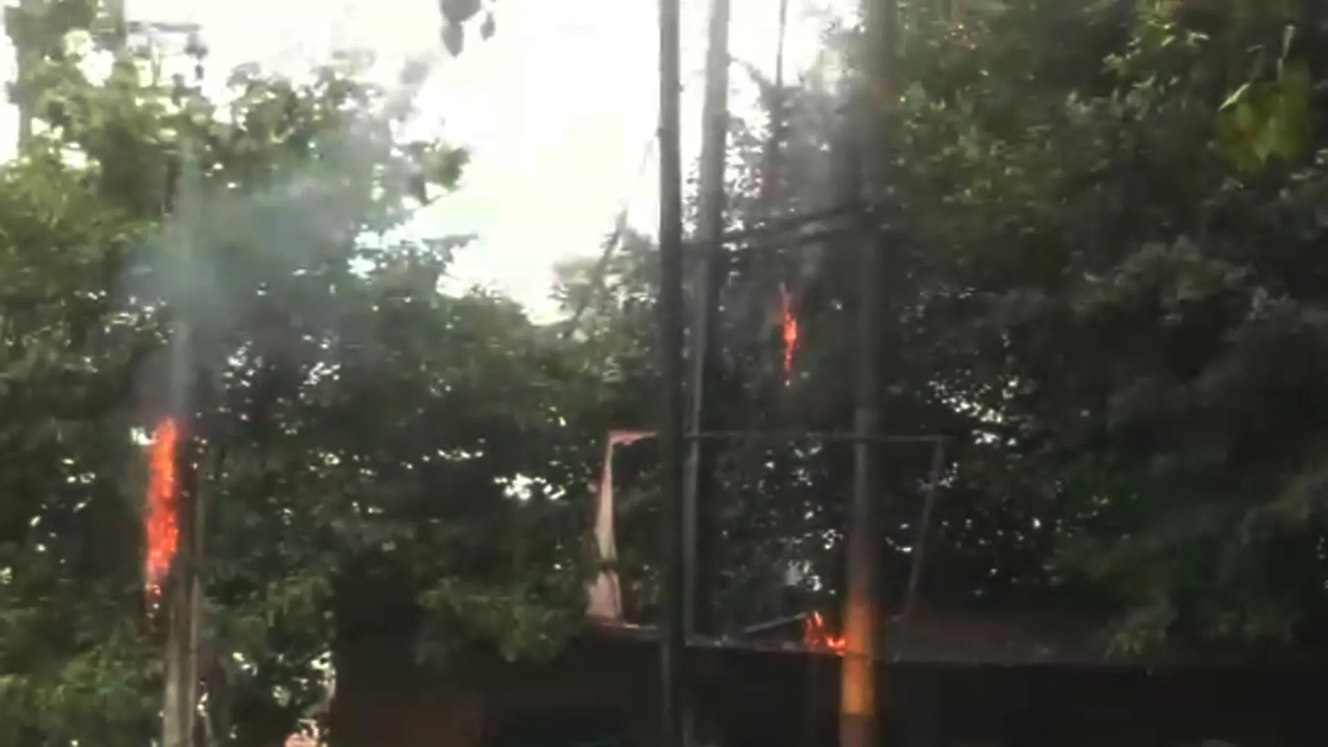 Bareilly : डूडा दफ्तर के पास धमाके के साथ फटा ट्रांसफार्मर...आग लगने से सड़क पर अफरा-तफरी