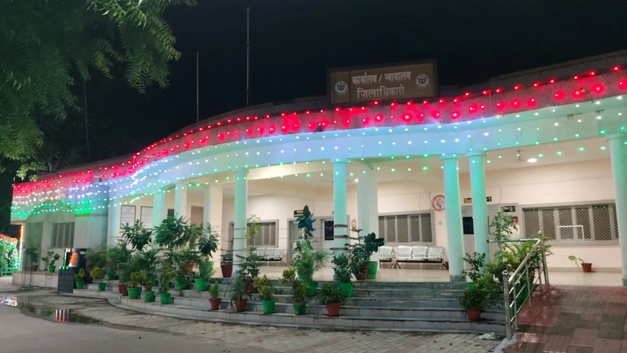 चरम पर आजादी का जश्न : बाराबंकी में घर-घर लहराया तिरंगा, रोशनी से जगमगाए सरकारी भवन