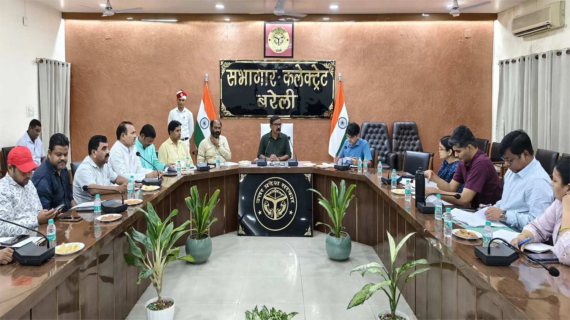 बरेली-मुरादाबाद खंड शिक्षक चुनाव...डीएम ने राजनीतिक दलों के प्रतिनिधियों संग की बैठक