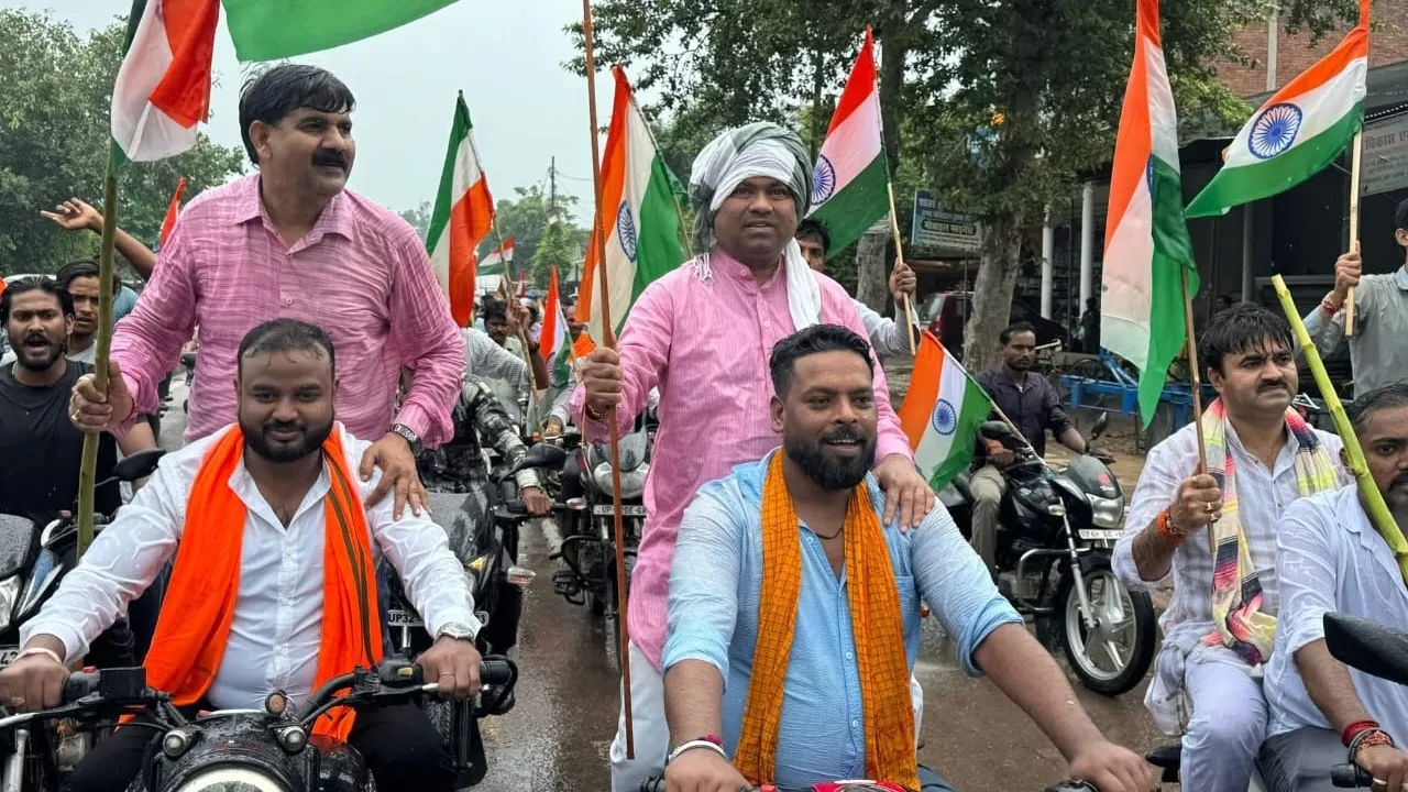 ऑपरेशन सिंदूर की सफलता पर निकली तिरंगा यात्रा, बारिश में भी उमड़ा देशभक्ति का जज़्बा