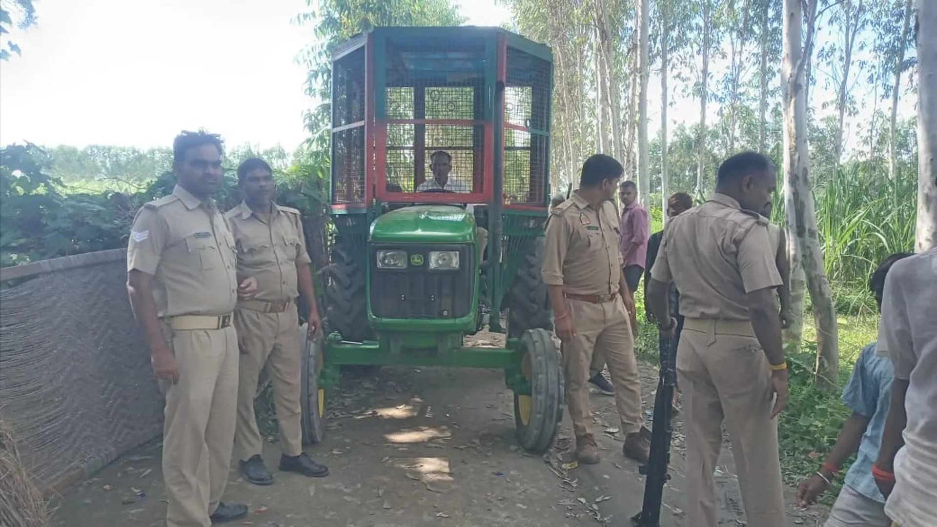 लखीमपुर खीरी :  सिंगहा कलां गांव के पास पहुंचा तेंदुआ, बछड़ा और कुत्ते को बनाया निवाला