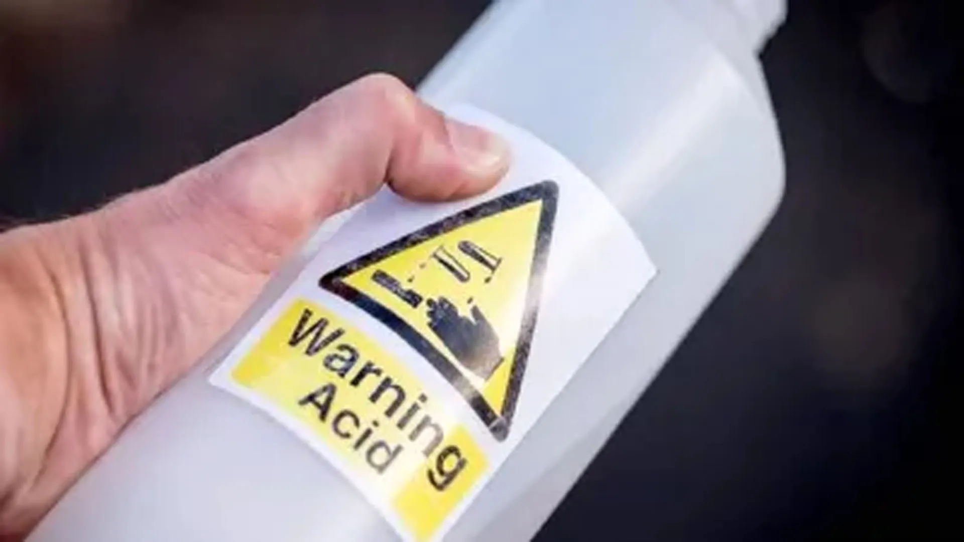 Moradabad : कारोबार में साझेदारी के नाम पर लाखों हड़पे, विरोध पर फेंका केमिकल