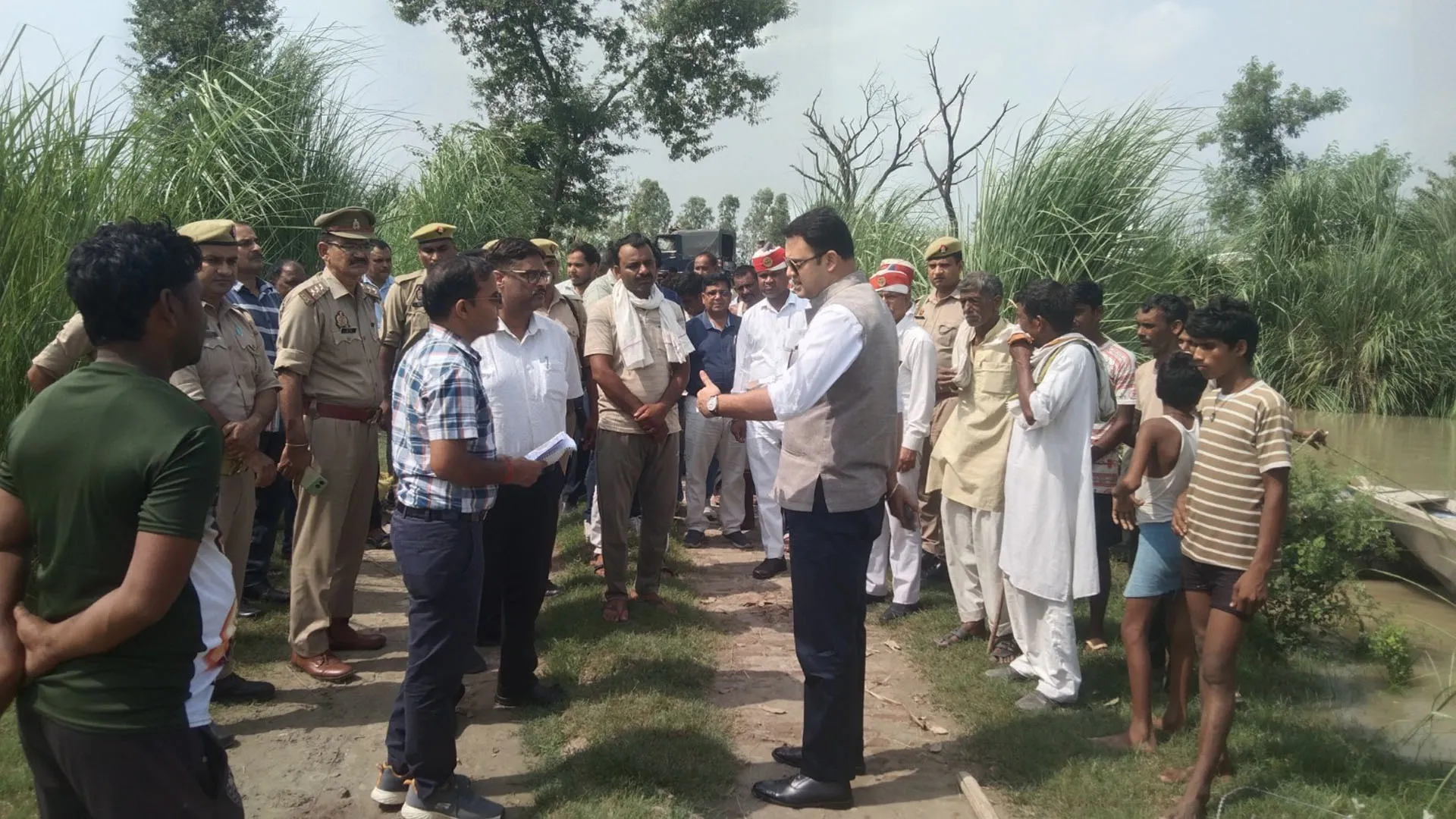 बदायूं: सहसवान में महावा नदी के बांध में पड़ने लगी दरारें...कई गांवों में मंडराने लगा खतरा