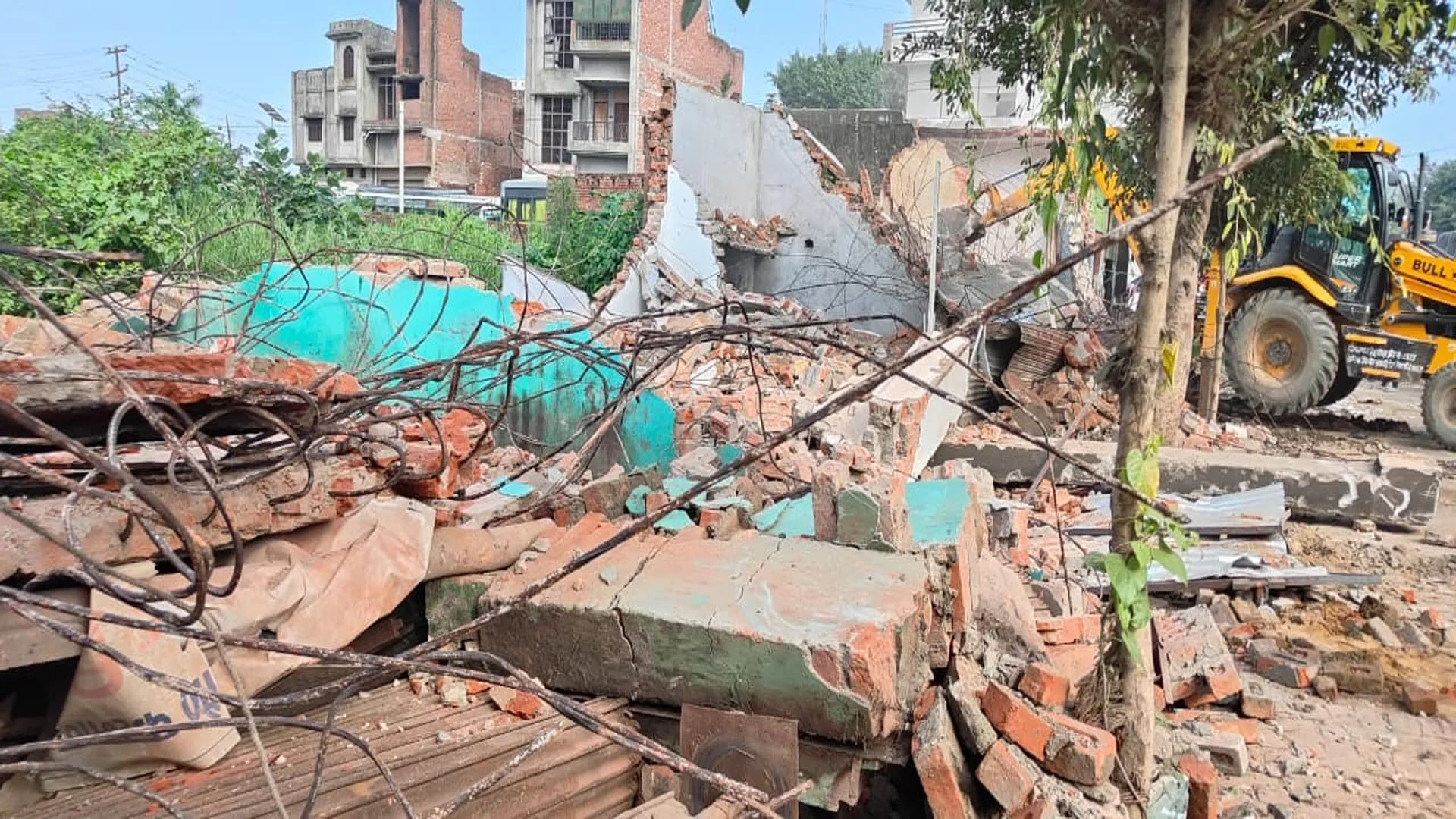 संभल: हाईवे किनारे बनी 12 दुकानों को बुलडोलर ने किया ध्वस्त