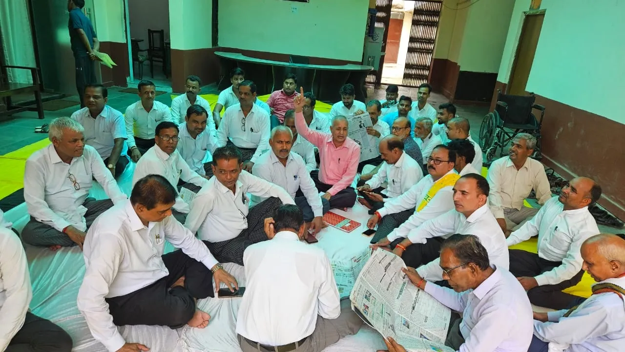 चैम्बर बंद कर वकीलों की कलमबंद हड़ताल, एसडीएम कार्यालय के बाहर नारेबाजी