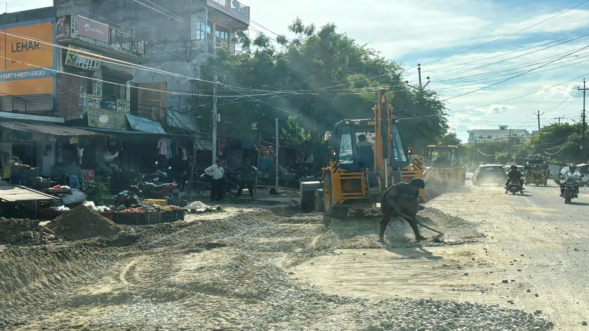 Bareilly : बीसलपुर रोड चौड़ीकरण...धूल का गुबार, चौपट कर रहा कारोबार