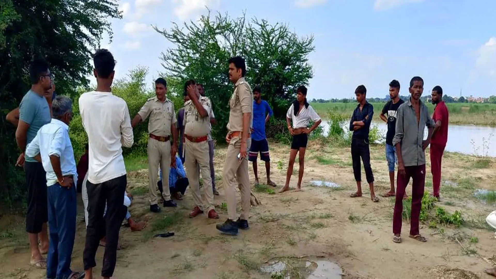 पीलीभीत: मछली पकड़ने गया युवक नदी में डूबा, गोताखोरों की मदद से तलाश