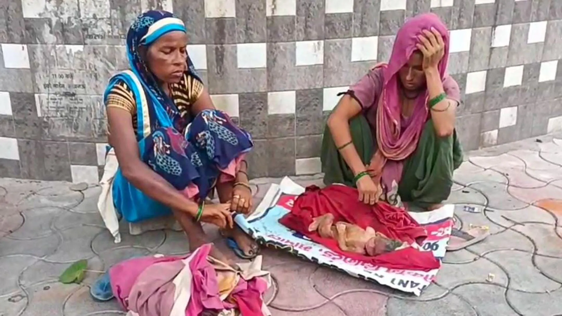 नवजात का शव कलेक्ट्रेट में लेकर पहुंची मां...पुलिस वाले धक्के से गर्भ में शिशु की मौत का आरोप