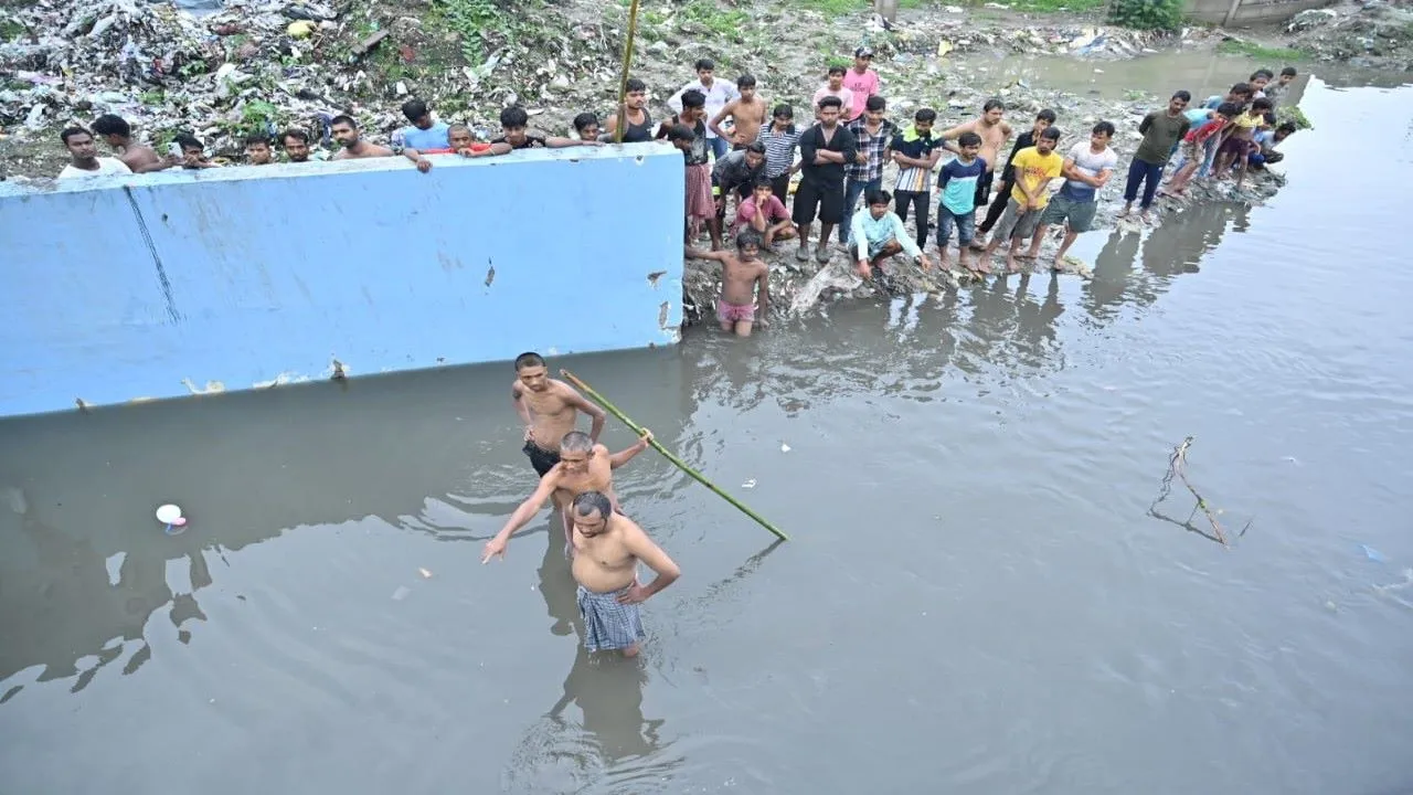 लखनऊ में बारिश से हादसा : कुकरैल नाले में बहे दो किशोर, एक लापता, तलाश जारी