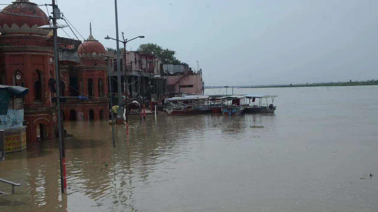 उफान पर गंगा : चैनपुरवा में नाव चली, रानीघाट के मकानों में दरार