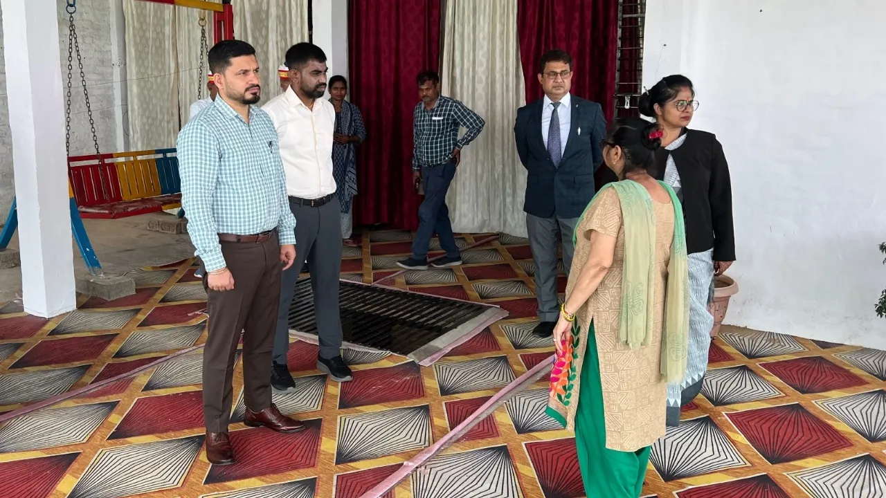 किशोरी गृहों में बेटियों से संवाद, आत्मनिर्भरता पर जोर : जिला जज और डीएम ने कर निरीक्षण सुविधाओं को और बेहतर बनाने का दिया निर्देश