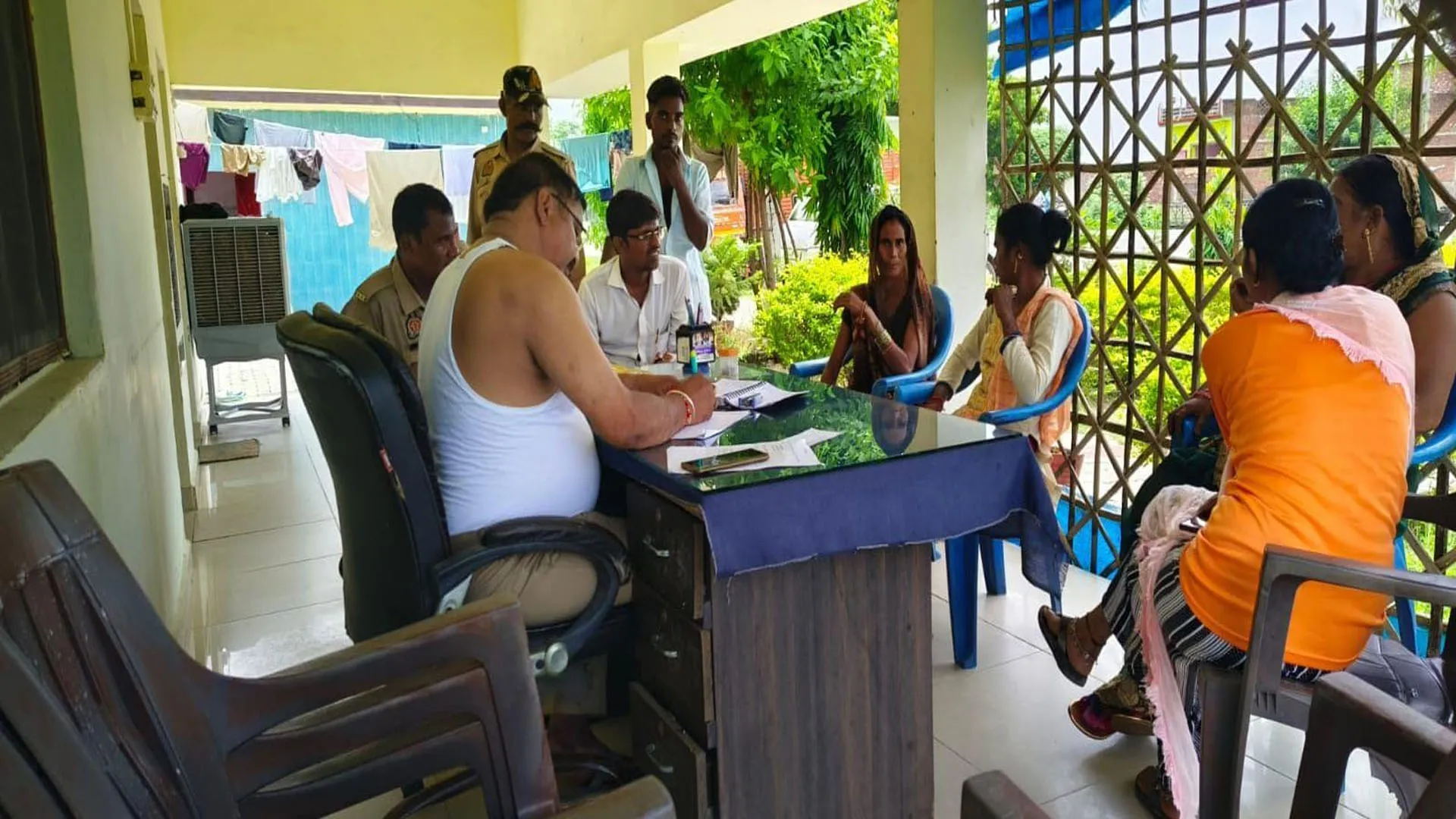 UP : वर्दी के सम्मान के खिलवाड़...बनियान पहकर सुनवाई करने वाला चौकी इंचार्ज निलंबित