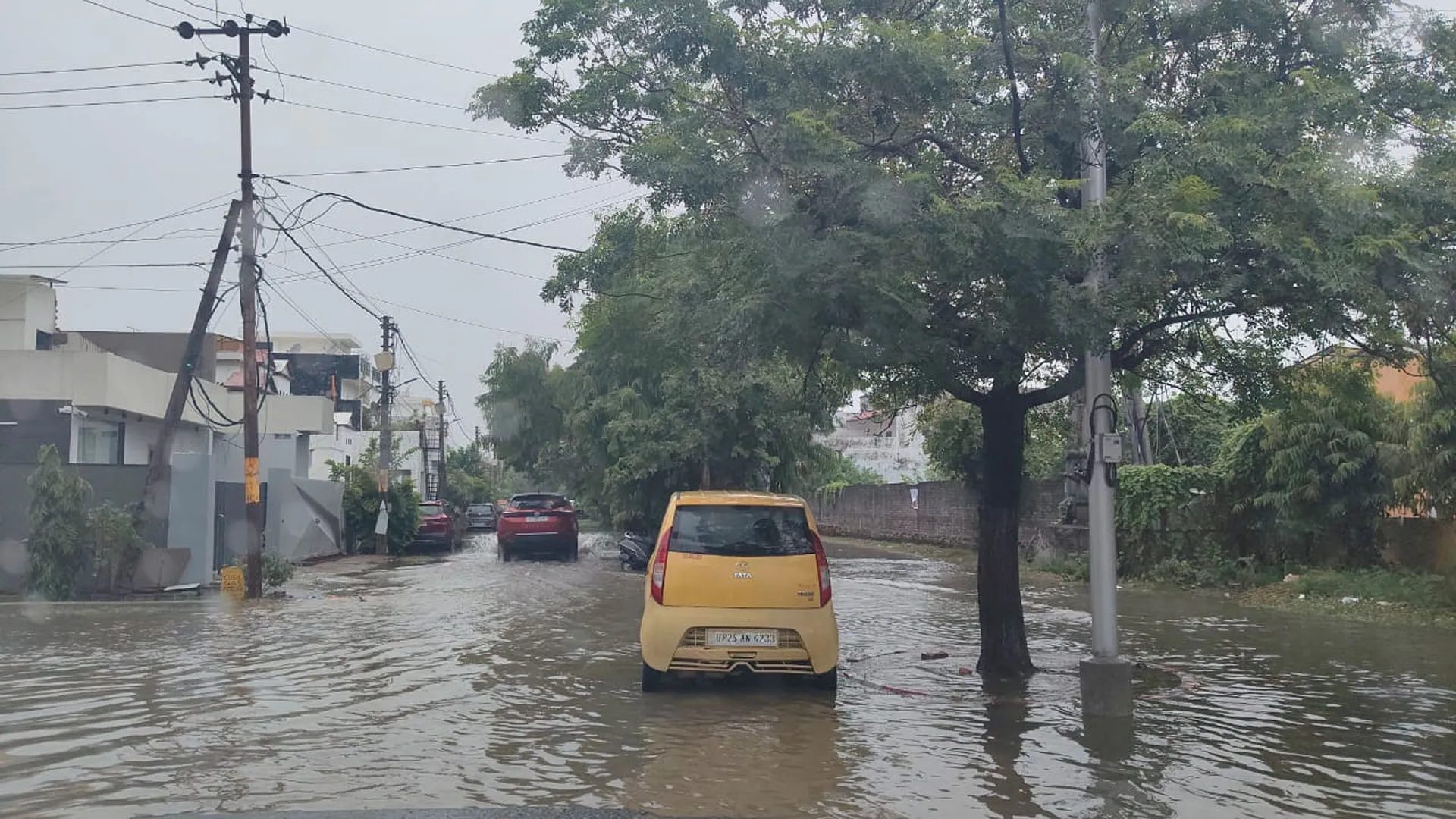 Bareilly: झमाझम बरसात से राहत तो मिली, मगर सड़कों पर निकलना हुआ मुश्किल