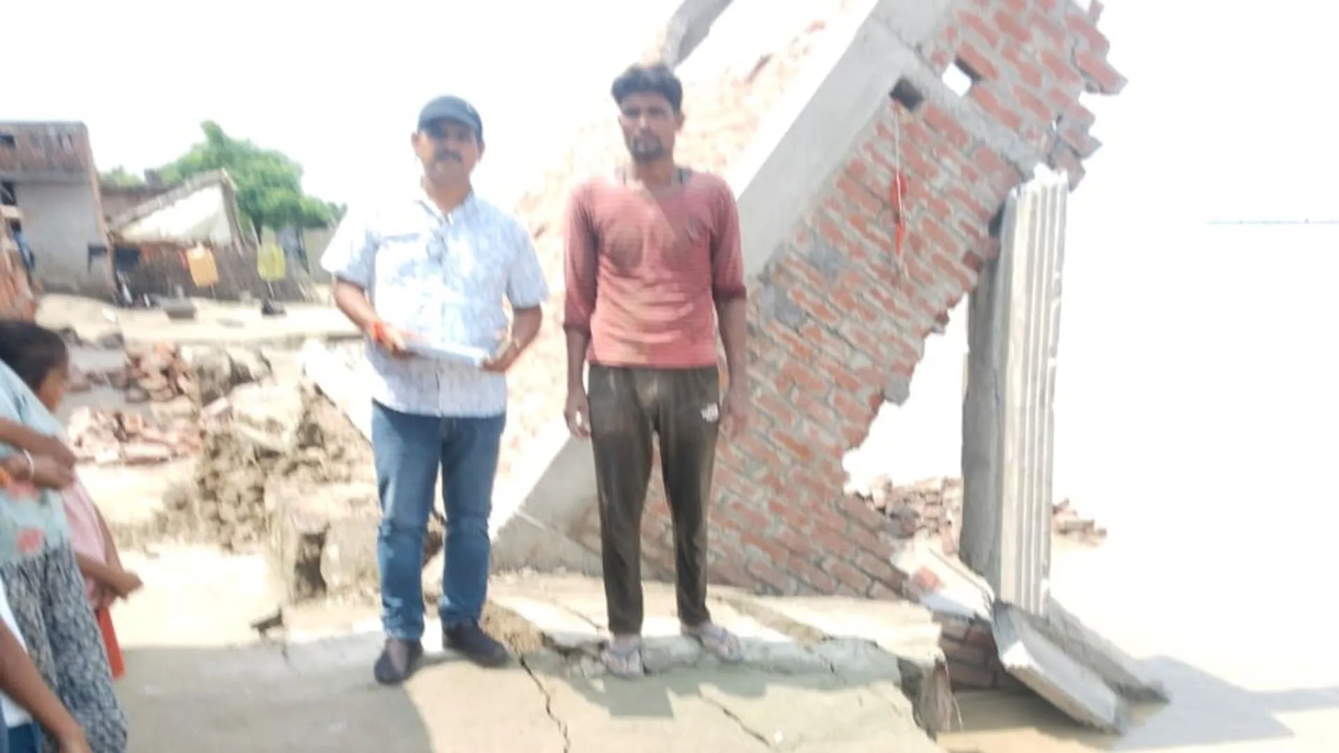 लखीमपुर खीरी: शारदा नदी का कहर जारी, एक और मकान ने ली जलसमाधि 