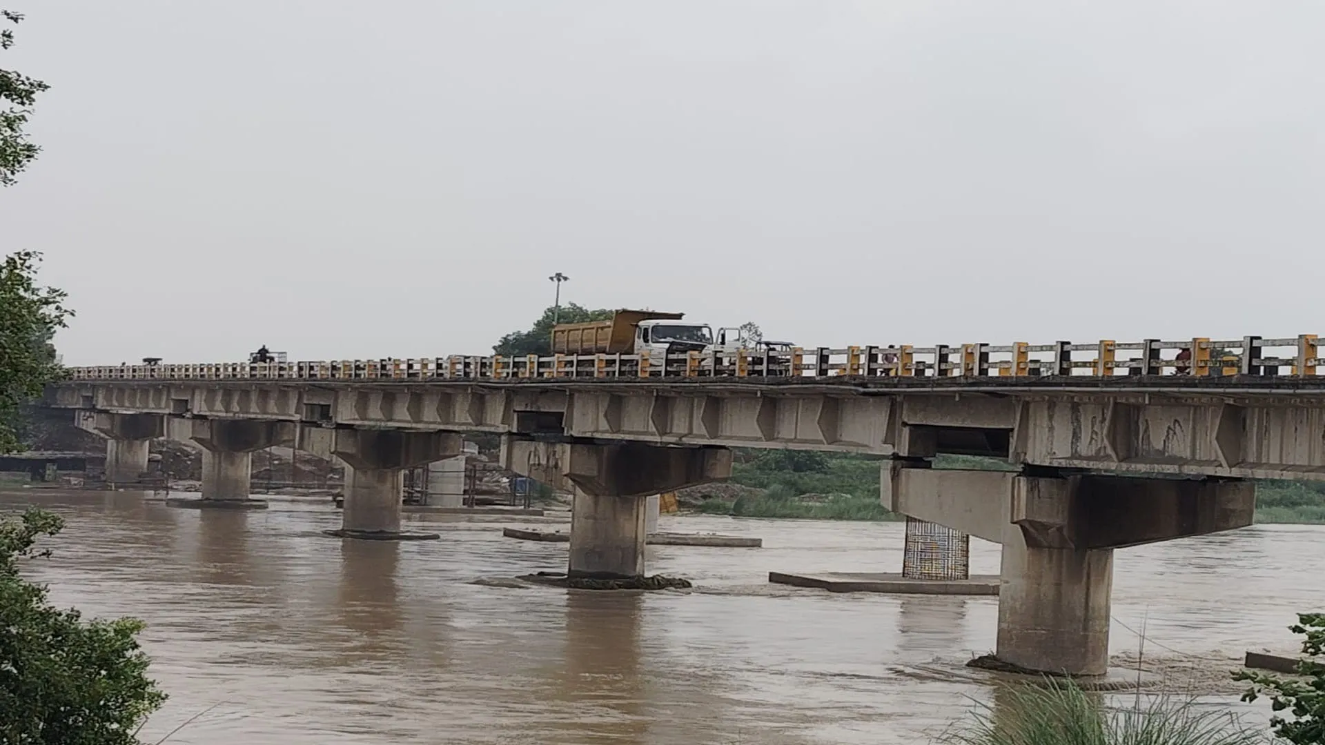 UP : खतरे के निशान पर पहुंची कोसी नदी, 209 मीटर पहुंचा जलस्तर