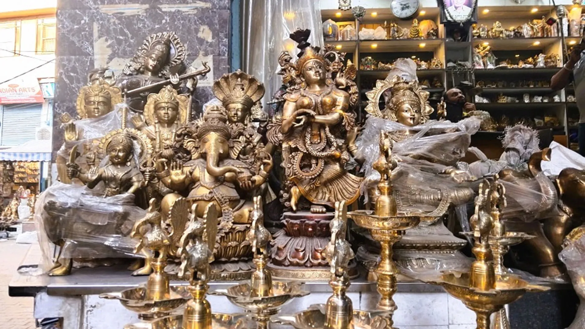 अमरिका के टैरिफ का असर :  फैक्ट्रियों में तैयार माल अटका, डिस्काउंट मांग रहे बायर्स