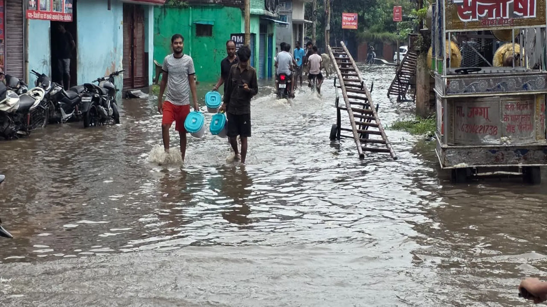 UP : पीलीभीत में मूसलाधार बारिश के बाद बाढ़ जैसे हालात, बिजली गिरने से एक मौत